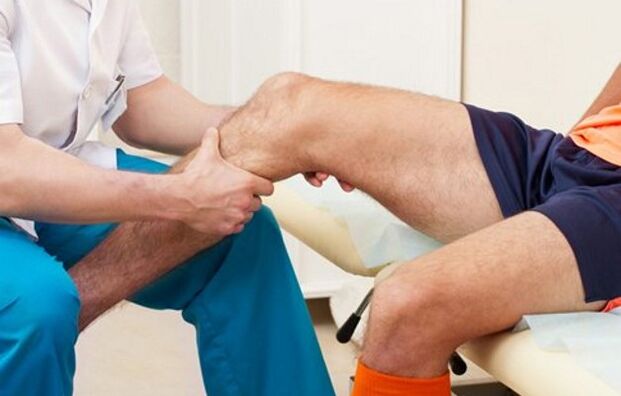 der Arzt untersucht das Knie auf Arthrose