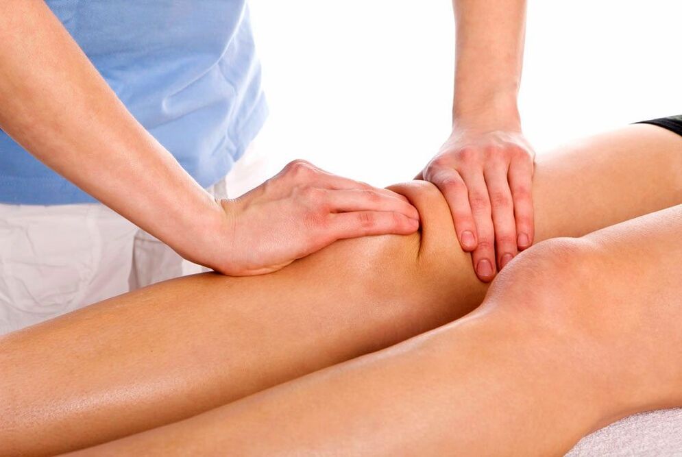 Therapeutische Massagesitzung für ein verletztes Knie
