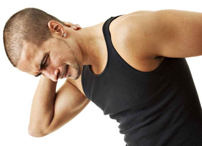 In einigen Fällen reichen die Schmerzen bei thorakaler Osteochondrose bis in den Nacken. 
