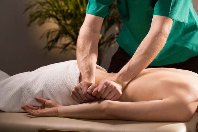 Massage eines Patienten mit Osteochondrose